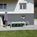 Mit Garten Und Panoramablick In *