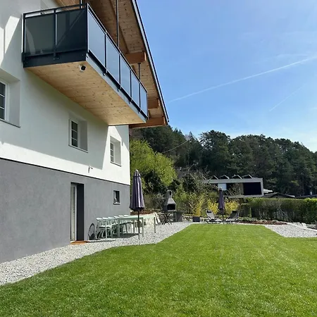 Mit Garten Und Panoramablick In アパート