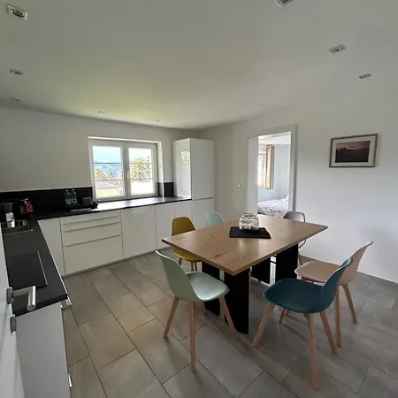 Mit Garten Und Panoramablick In