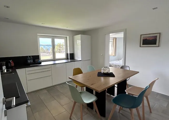 Mit Garten Und Panoramablick In