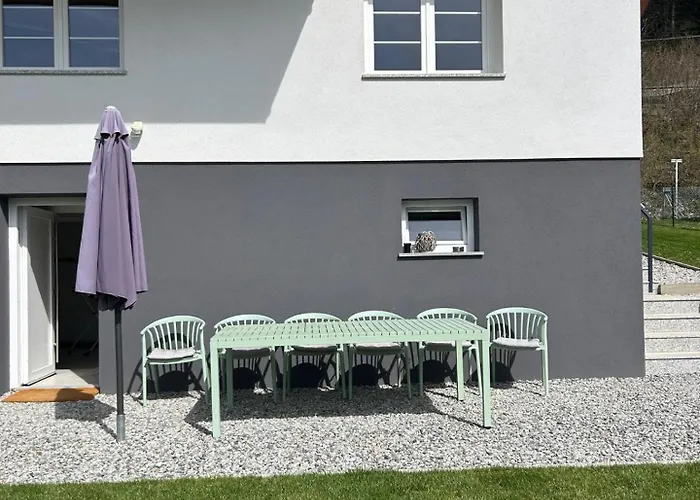 Mit Garten Und Panoramablick In *